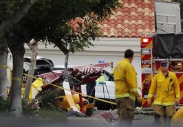 ۳ کشته در حادثه سقوط بالگرد بر سقف خانه در کالیفرنیا