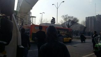 تجمع اتوبوسی مقابل ساختمان مجلس