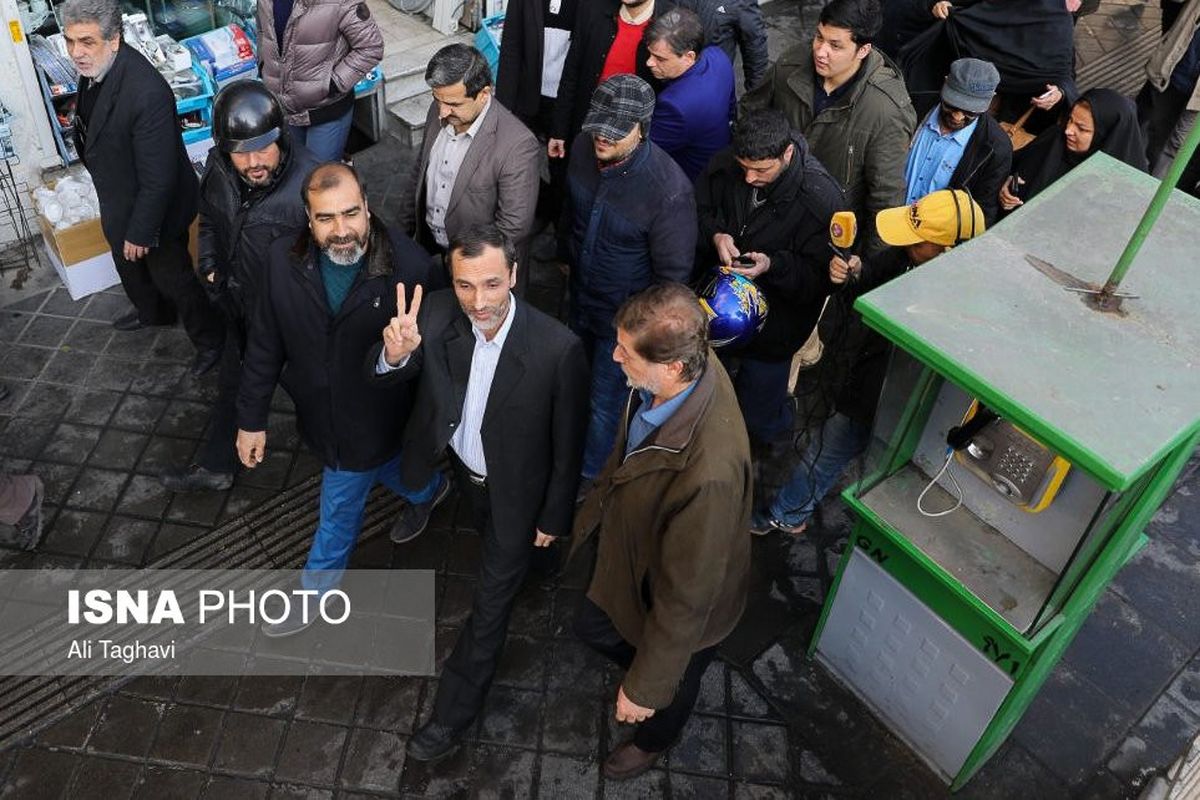 احمدی‌نژاد و مشایی مقابل محل برگزاری دادگاه بقایی حضور یافتند