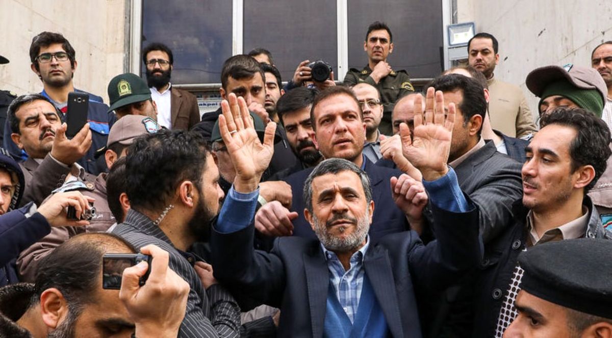 حضور احمدی نژاد مقابل دادگاه حمید بقایی