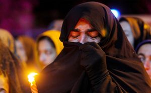شمع‌های مردم پادنا به یاد کشته‌شدگان هواپیما