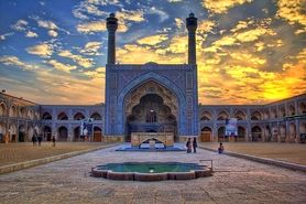 در اصفهان روی تاریخ قدم می‌زنید