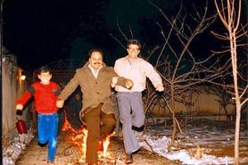 محمدرضا شجریان و اکبر عبدی در حال پریدن از روی آتش