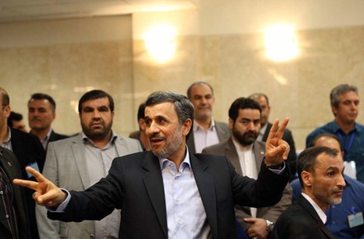 احمدی‌نژاد ضد معتمدان نظام قیام کرد