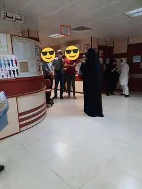 اصرار برای گرفتن عکس یادگاری با فردوسی‌پور در شرایط کرونایی!/عکس