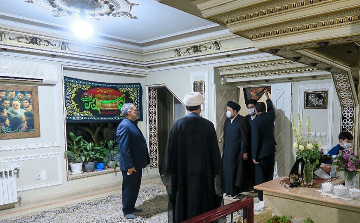 (تصاویر) حضور یادگاران امام در منزل مرحوم محمد عرب
