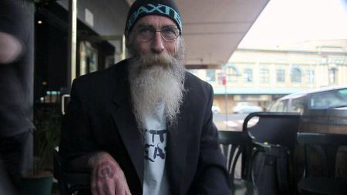 عکس | سرنوشت مرد جنجالی بازی ایران و استرالیا | دیوانه‌ای که ۱۰۰ سال پیر شد