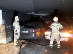 آتش‌سوزی بامدادی یک دستگاه "BMW" در ساختمان مسکونی / تصاویر