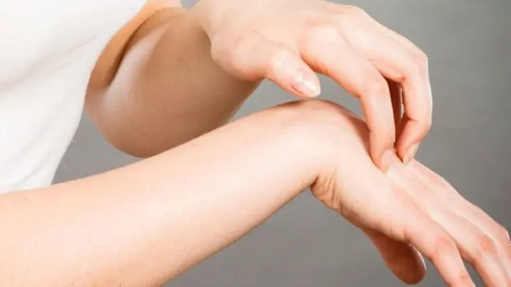علل خارش پوست و راه‌های درمانی آن