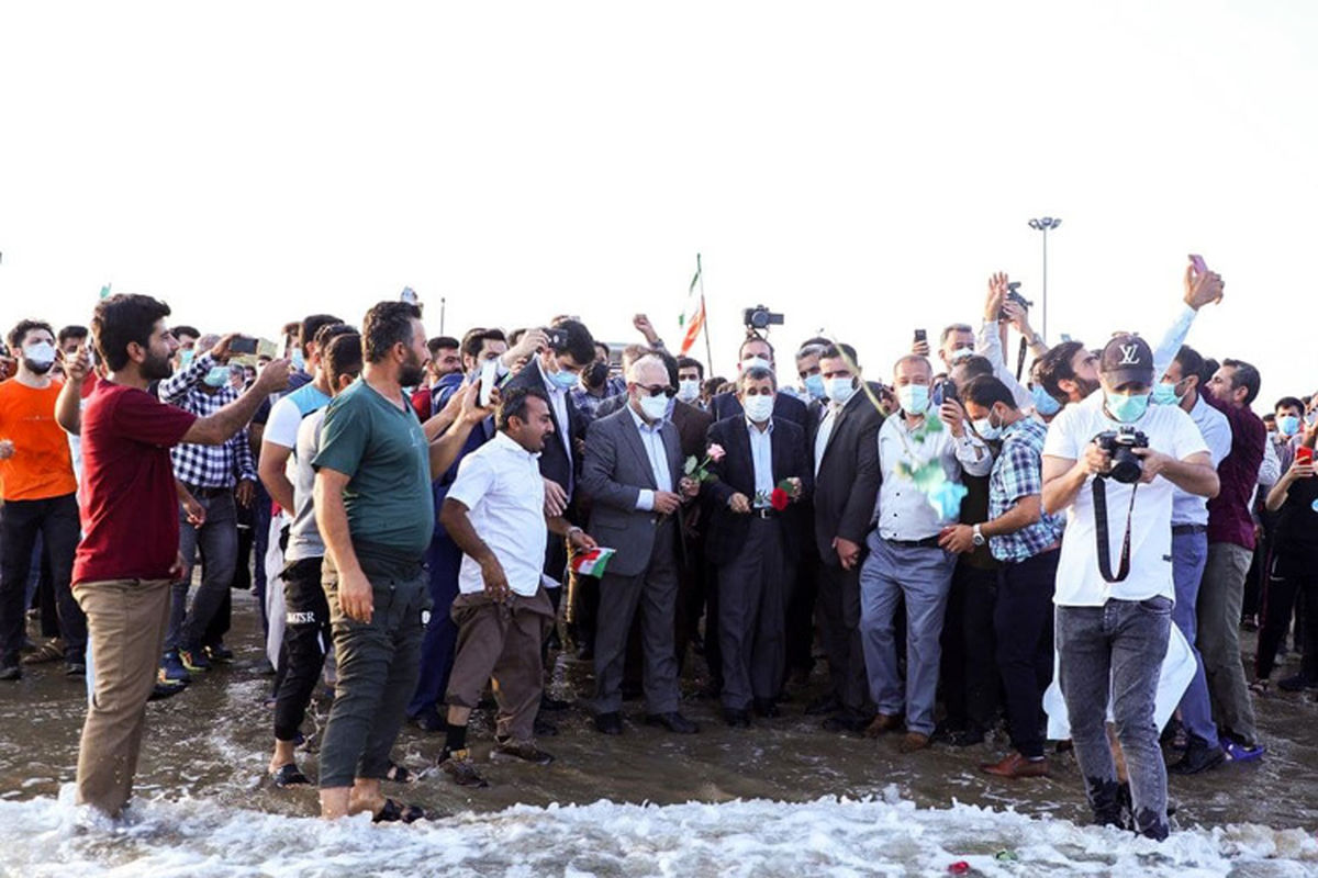 (تصاویر) میتینگ سیاسی احمدی‌نژاد در اوج کرونا و لب ساحل