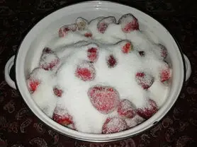 طرز تهیه مربای توت فرنگی و نکاتی برای تهیه آن