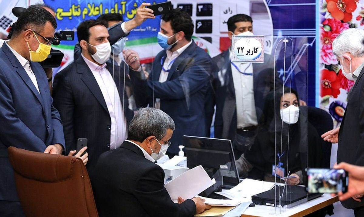 (تصاویر) ژست‌های احمدی نژاد هنگام ثبت نام در انتخابات