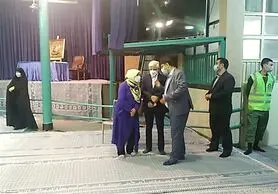 عارف و همسرش در حسینیه جماران حضور یافتند