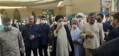 حضور رئیسی در مسجد جامع شهر ری برای شرکت در انتخابات