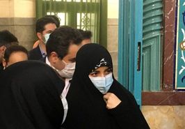 دختر حسن روحانی با حضور در حسینیه ارشاد رای خود را به صندوق انداخت