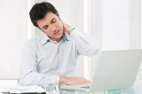 گردن درد چرا به وجود می‌آید و چطور درمانش کنیم؟