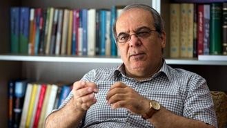 عباس عبدی: تعداد فوتی‌های کرونا در ایران ۱۹۴ هزار نفر است
