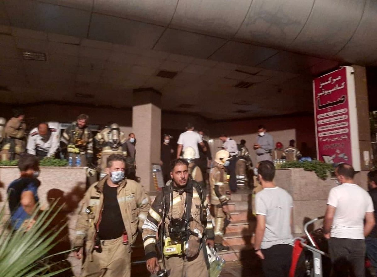 نجات ۸۰ نفر در آتش‌سوزی برج ۱۷ طبقه/ انتقال ۵ مصدوم به مراکز درمانی + تصاویر