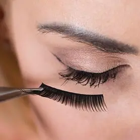 آموزش تصویری گذاشتن مژه مصنوعی + نکات مهم