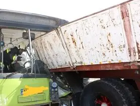 برخورد تریلر با اتوبوس واحد شهری در اصفهان