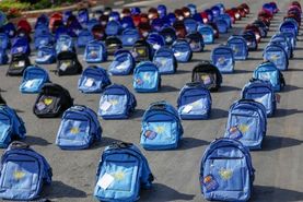 اهدای بیش از ۴ هزار كیف و نوشت‌افزار ایرانی اسلامی به دانش‌آموزان كم‌‌بضاعت منطقه توسط فولاد مباركه