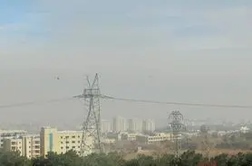 شهر غرق در دود