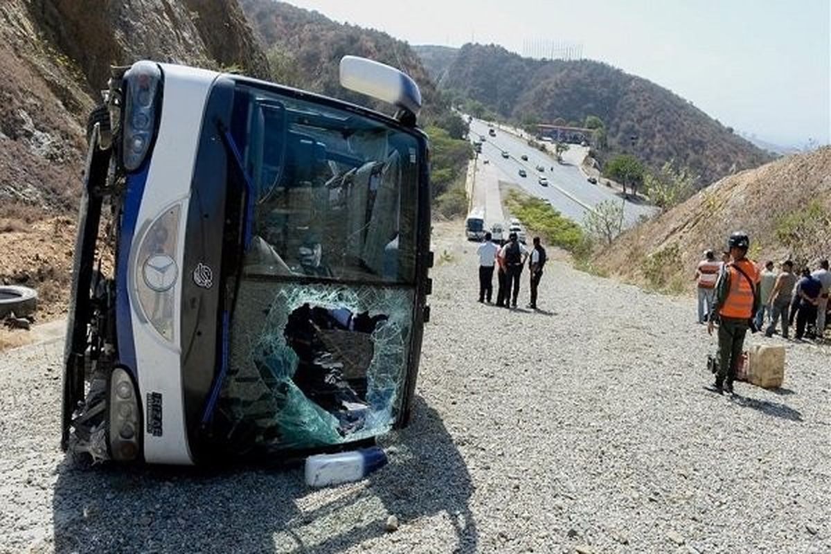 یک کشته و پنج مجروح در اثر واژگونی اتوبوس اصفهان – تهران