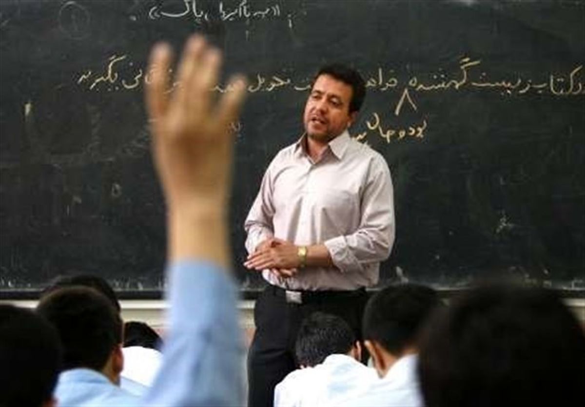 «تمام قد برای معلم برپا» در مدارس کشور