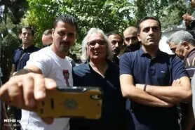 سلفی‌بگیران در خاکسپاری «عزت الله انتظامی»!