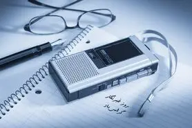 حرکت خبرنگار  روی تیغ دو لبه است
