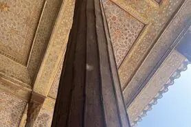 سوراخ‌های روی ستون‌های چهلستون، عوارض موریانه نیست