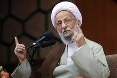 عکسی متفاوت از مصباح یزدی و دو کودک در آغوش او