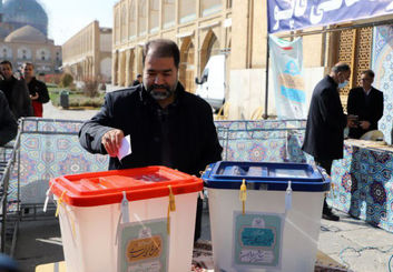حضور استاندار اصفهان در ساعات ابتدای رأی گیری پای صندوق انتخابات