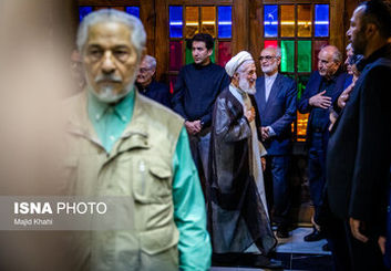 عکسی از همنشینی کاظم صدیقی و حدادعادل در مراسم ختم معاون اول احمدی نژاد