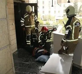 سقوط گاوصندوق ۲۰۰ کیلویی بر روی مرد جوان