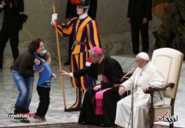 شیطنت کودک در مراسم رسمی در حضور پاپ