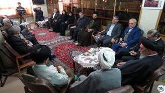 نمایندگان استان اصفهان به قول خود عمل کردند/ حضور در دفتر امام جمعه به جای مجلس