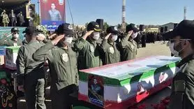بدرقه سرخ تیزپروازان هوانیروز در اصفهان؛ پیکر خلبانان شهید بر دوش همرزمان تشییع شد